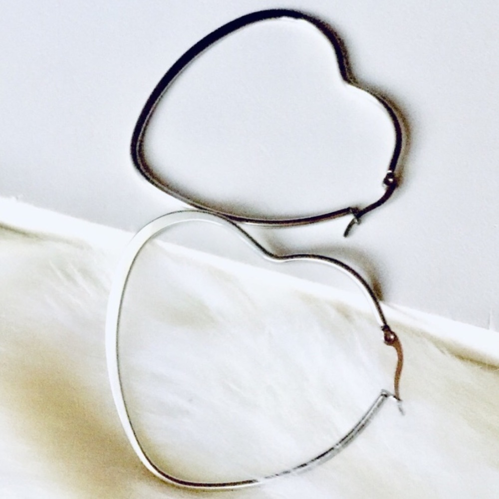 💌 Silver Tone Heart Shaped Hoops
